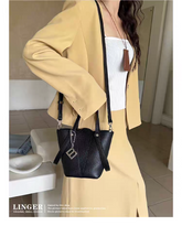 حقيبة كتف نسائية تصميم دلو صغيرة مع حزام كتف لون أسود - KSA